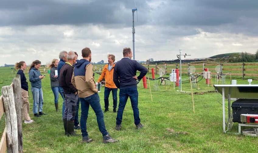 Bezoekers bij meetapparatuur op het demoveld van Klei in Veen in Delfstrahuizen